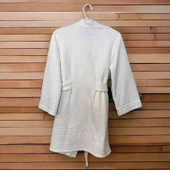Jones New York quilted  white,short dressing gown with inside and outside tie - Picture 4 of 6